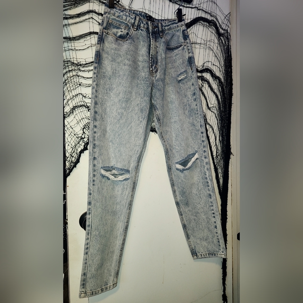 ✨️Womans Riot Light Blue Distressed High Rise Mom Jeans✨️